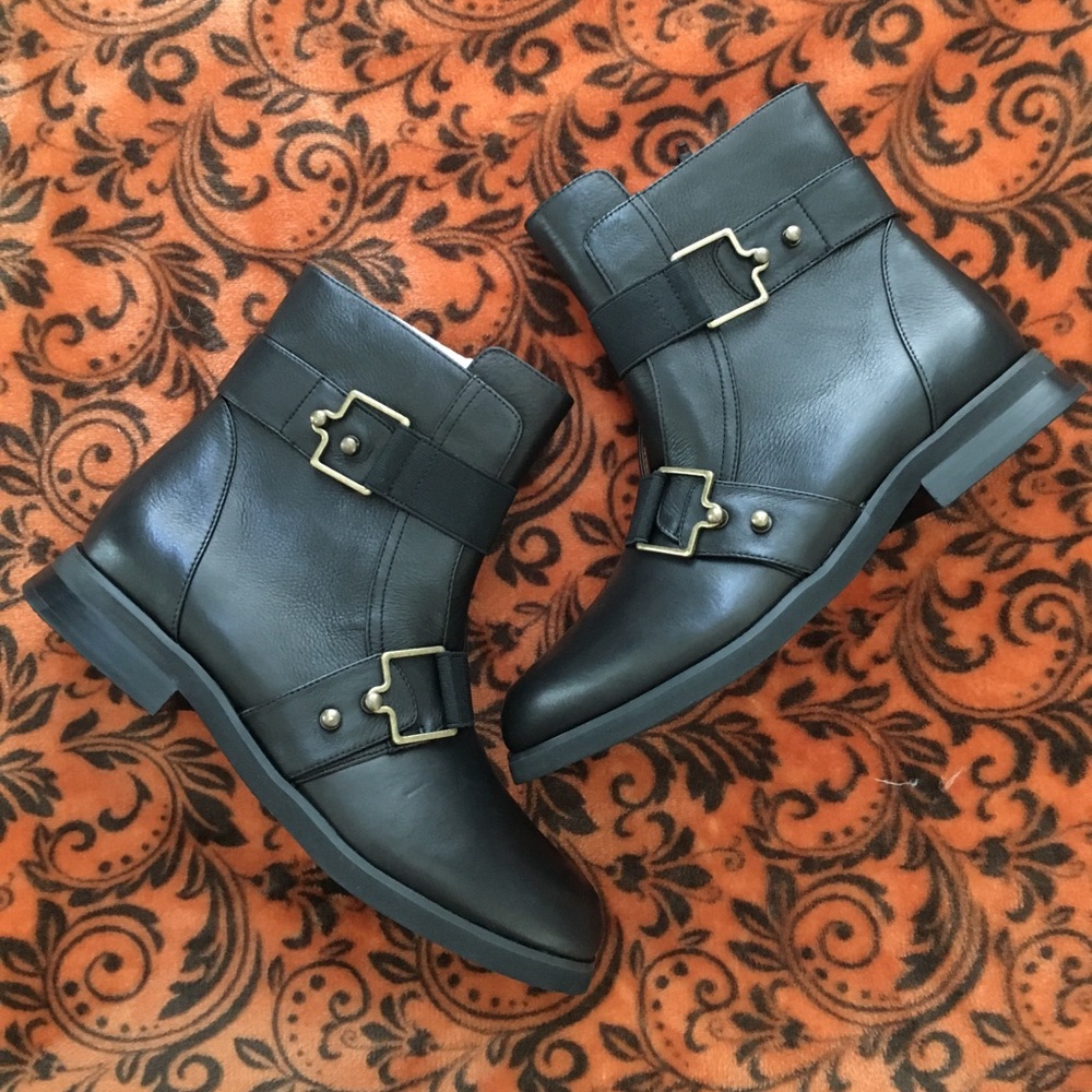 Black leather bootie